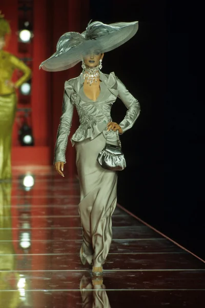 Look 10